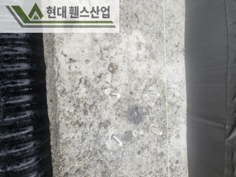 천안휀스 펜스 울타리 - 천안시 신방동에 위치한 공장 경계 옹벽에 메쉬휀스를 시공한 현장을 소개합니다. 천안휀스 펜스 울타리 - 천안시 신방동에 위치한 공장 경계 옹벽에 메쉬휀스를 시공한 현장을 소개합니다.