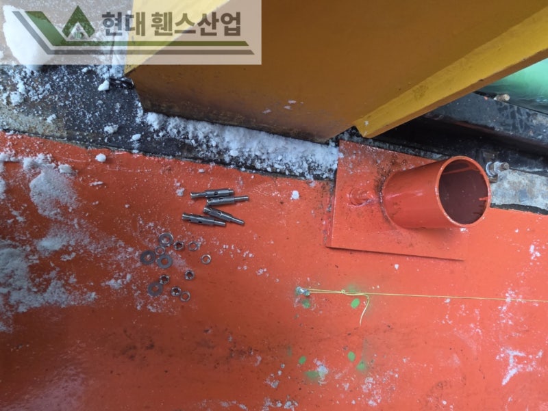 천안휀스 펜스 울타리 - 천안시 풍세면에 위치한 철강 공장 내부에 안전난간용 메쉬휀스를 시공한 현장을 소개합니다.
