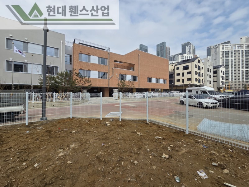 평택휀스 펜스 울타리 - 평택시 고덕동에 위치한 나대지 경계에 메쉬휀스를 시공한 현장을 소개합니다.