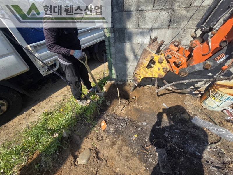 공주휀스 펜스 울타리 - 공주시 유구읍에 위치한 전원주택 경계에 오래된 휀스를 철거하고 새롭게 베이직휀스를 시공한 현장을 소개합니다. 공주휀스 펜스 울타리 - 공주시 유구읍에 위치한 전원주택 경계에 오래된 휀스를 철거하고 새롭게 베이직휀스를 시공한 현장을 소개합니다.