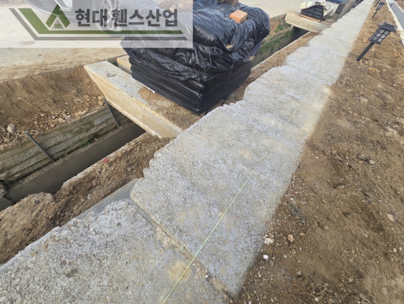 천안휀스 펜스 울타리 - 천안시 직산읍에 위치한 전원주택에 경계용 베이직A형휀스를 시공한 현장을 소개합니다. 천안휀스 펜스 울타리 - 천안시 직산읍에 위치한 전원주택에 경계용 베이직A형휀스를 시공한 현장을 소개합니다.