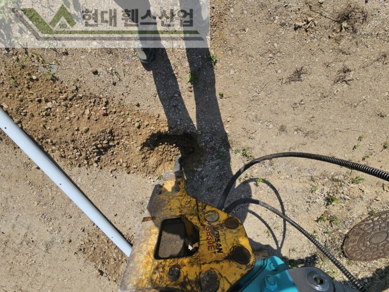 천안휀스 펜스 울타리 - 천안시 동남구에 위치한 산업단지 부지에 경계용 메쉬휀스를 설치한 현장을 소개합니다. 천안휀스 펜스 울타리 - 천안시 동남구에 위치한 산업단지 부지에 경계용 메쉬휀스를 설치한 현장을 소개합니다.