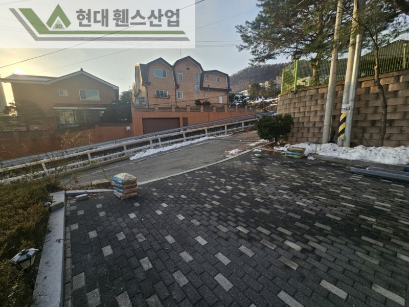 평택휀스 펜스 울타리 - 평택시 용이동에 위치한 유치원 주차장에 기존 메쉬휀스 철거 및 베이직B형휀스를 시공한 현장을 소개합니다.