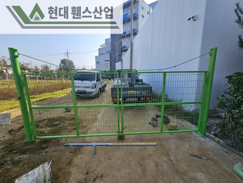 오산휀스 펜스 울타리 - 오산시 초평동에 위치한 나대지 경계에 메쉬휀스를 시공한 현장을 소개합니다.
