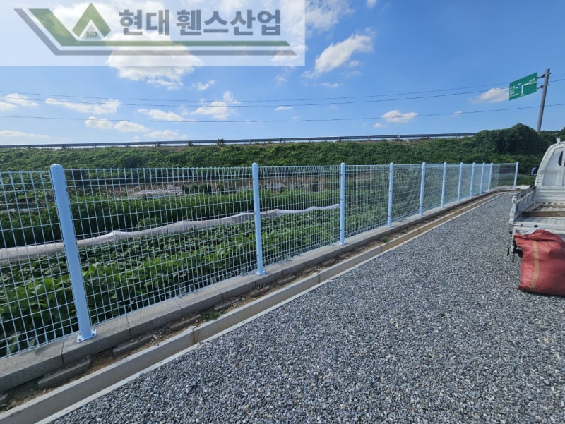 천안휀스 펜스 울타리 - 천안시 성환읍에 위치한 전원 주택에 경계용 메쉬휀스를 시공한 현장을 소개합니다. 천안휀스 펜스 울타리 - 천안시 성환읍에 위치한 전원 주택에 경계용 메쉬휀스를 시공한 현장을 소개합니다.