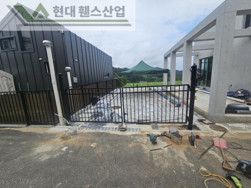 가평휀스 펜스 울타리 - 가평군 전원주택단지에 베이직 A형휀스를 설치한 현장을 소개합니다. 가평휀스 펜스 울타리 - 가평군 전원주택단지에 베이직 A형휀스를 설치한 현장을 소개합니다.