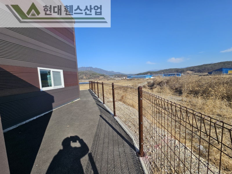 파주휀스 펜스 울타리 - 파주시 문산읍에 위치한 신축 창고단지 경계에 메쉬휀스를 시공한 현장을 소개합니다. 파주휀스 펜스 울타리 - 파주시 문산읍에 위치한 신축 창고단지 경계에 메쉬휀스를 시공한 현장을 소개합니다.