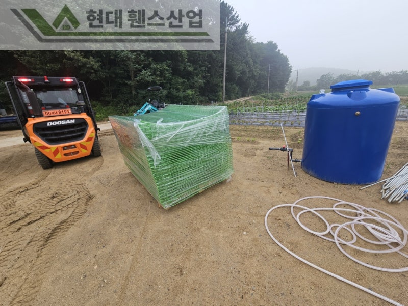아산휀스 펜스 울타리 - 아산시 신창면에 위치한 농막 부지 경계에 메쉬휀스를 설치한 현장을 소개합니다. 아산휀스 펜스 울타리 - 아산시 신창면에 위치한 농막 부지 경계에 메쉬휀스를 설치한 현장을 소개합니다.