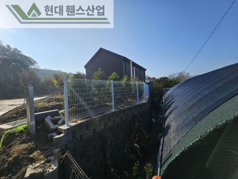 수원휀스 펜스 울타리 - 수원시 권선구 고색동에 위치한 신축 건물 경계에 추락방지용 메쉬휀스를 시공한 현장을 소개합니다.