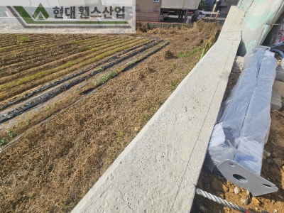 용인휀스 펜스 울타리 - 용인시 보정동에 위치한 신축 원룸빌라 경계에 추락방지용 베이직A형휀스를 시공한 현장을 소개합니다.
