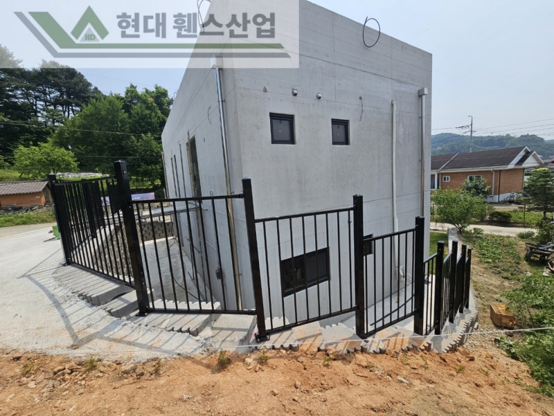 평택휀스 펜스 울타리 - 평택시 유천동에 위치한 신축 교회 건물에 베이직 휀스를 설치한 현장을 소개합니다. 평택휀스 펜스 울타리 - 평택시 유천동에 위치한 신축 교회 건물에 베이직 휀스를 설치한 현장을 소개합니다.