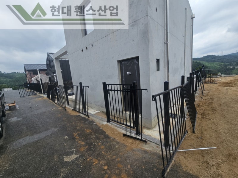 가평휀스 펜스 울타리 - 가평군 전원주택단지에 베이직 A형휀스를 설치한 현장을 소개합니다. 가평휀스 펜스 울타리 - 가평군 전원주택단지에 베이직 A형휀스를 설치한 현장을 소개합니다.