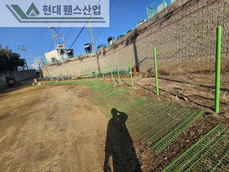평택휀스 펜스 울타리 - 평택시 청북읍에 위치한 대지 경계에 경계용 메쉬휀스를 시공한 현장을 소개합니다.