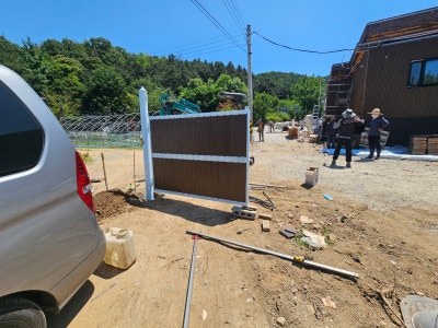 공주휀스 펜스 울타리 - 공주시 유구읍에 위치한 전원주택 경계에 경계용 메쉬휀스와 베이직휀스를 시공한 현장을 소개합니다. 공주휀스 펜스 울타리 - 공주시 유구읍에 위치한 전원주택 경계에 경계용 메쉬휀스와 베이직휀스를 시공한 현장을 소개합니다.
