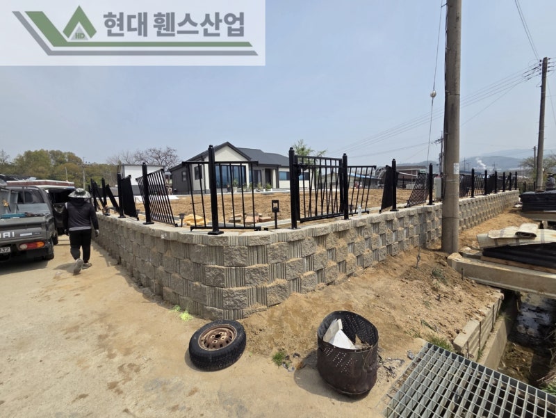 천안휀스 펜스 울타리 - 천안시 직산읍에 위치한 전원주택에 경계용 베이직A형휀스를 시공한 현장을 소개합니다. 천안휀스 펜스 울타리 - 천안시 직산읍에 위치한 전원주택에 경계용 베이직A형휀스를 시공한 현장을 소개합니다.