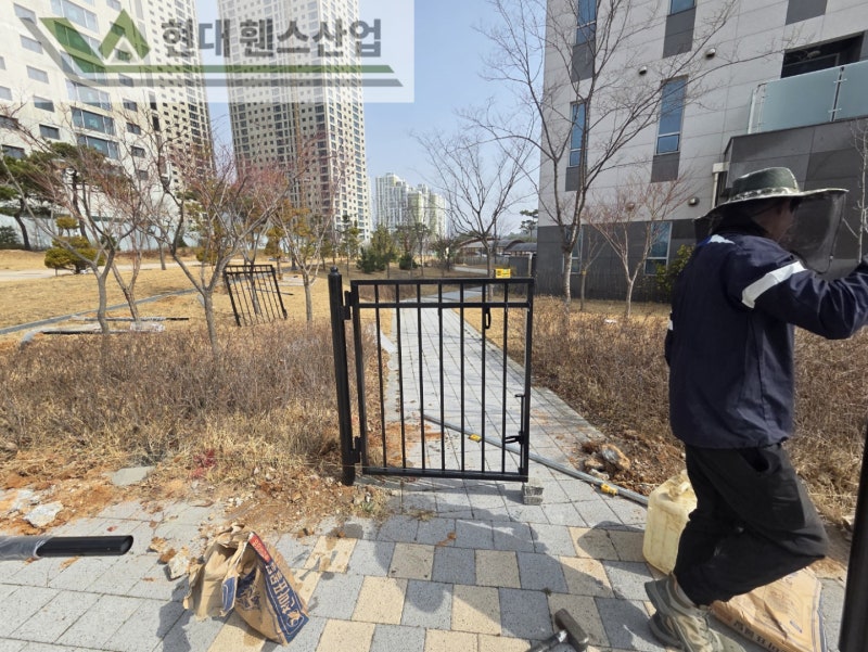 제천휀스 펜스 울타리 - 제천군 세무서 경계에 베이직C형휀스를 시공한 현장을 소개합니다.