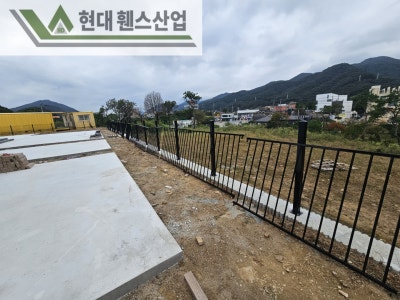 양평휀스 펜스 울타리 - 양평군 서종면에 위치한 신축 전원주택 경계에 베이직A형휀스와 메쉬휀스를 시공한 현장을 소개합니다. 양평휀스 펜스 울타리 - 양평군 서종면에 위치한 신축 전원주택 경계에 베이직A형휀스와 메쉬휀스를 시공한 현장을 소개합니다.