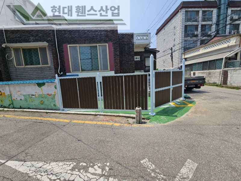 시흥휀스 펜스 울타리 - 시흥시 대야동에 위치한 단독주택에 목재가 아름다운 미네랄 데크휀스와 대문을 설치한 현장을 소개합니다.