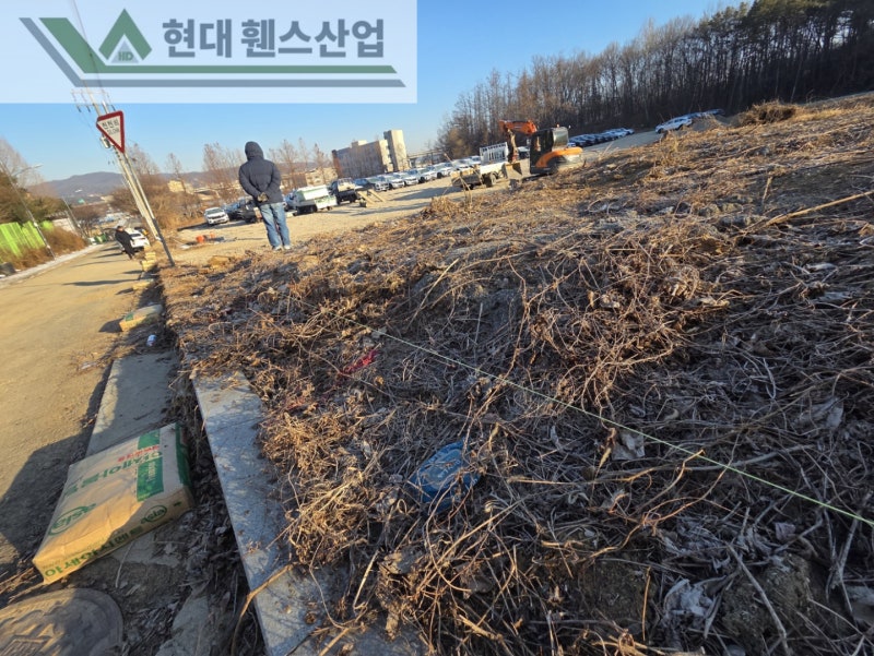 평택휀스 펜스 울타리 - 평택시 송탄동에 위치한 렌터카 회사 주차장 부지에 경계용 메쉬휀스를 시공한 현장을 소개합니다.