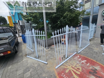 고양휀스 펜스 울타리 - 고양시 일산동구에 위치한 복합 쇼핑몰 건물에 출입방지용 디자인창살휀스를 설치한 현장을 소개합니다. 고양휀스 펜스 울타리 - 고양시 일산동구에 위치한 복합 쇼핑몰 건물에 출입방지용 디자인창살휀스를 설치한 현장을 소개합니다.