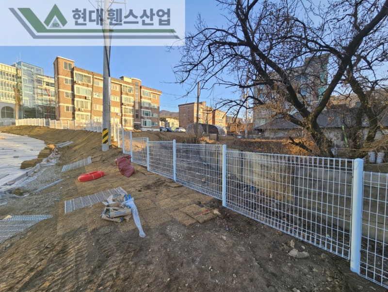 오산휀스 펜스 울타리 - 오산시 지곶동에 위치한 신축 건물에 경계용 메쉬휀스를 시공한 현장을 소개합니다.