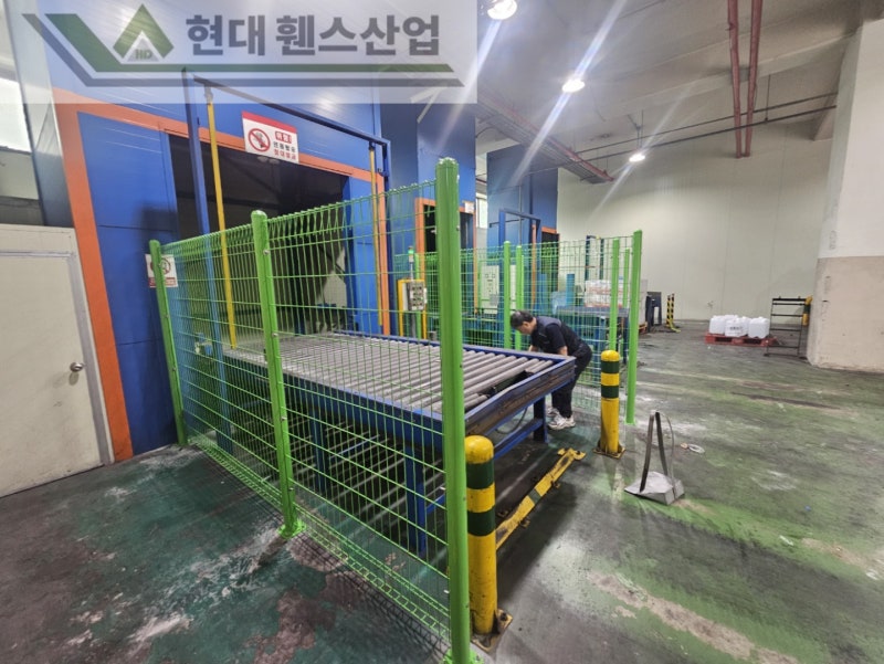 평택휀스 펜스 울타리 - 평택시에 위치한 물류창고에 있는 컨베이어벨트 주변에 위험방지용 메쉬휀스를 설치한 현장을 소개합니다.