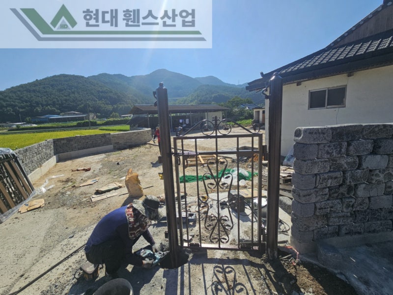 평택휀스 펜스 울타리 - 평택시 칠원동에 위치한 작은 마을 주택에 아름다운 합성목재가 들어간 대문을 시공한 현장을 소개합니다. 평택휀스 펜스 울타리 - 평택시 칠원동에 위치한 작은 마을 주택에 아름다운 합성목재가 들어간 대문을 시공한 현장을 소개합니다.