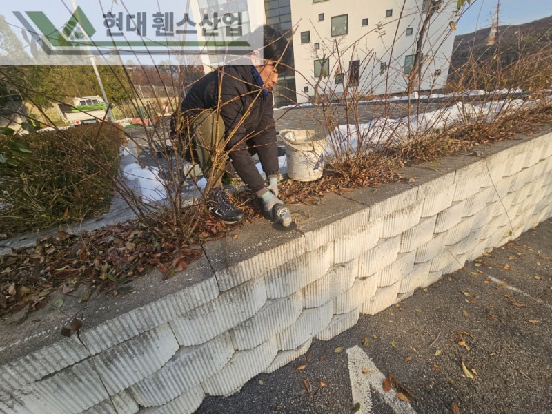 평택휀스 펜스 울타리 - 평택시 용이동에 위치한 유치원 주차장에 기존 메쉬휀스 철거 및 베이직B형휀스를 시공한 현장을 소개합니다.