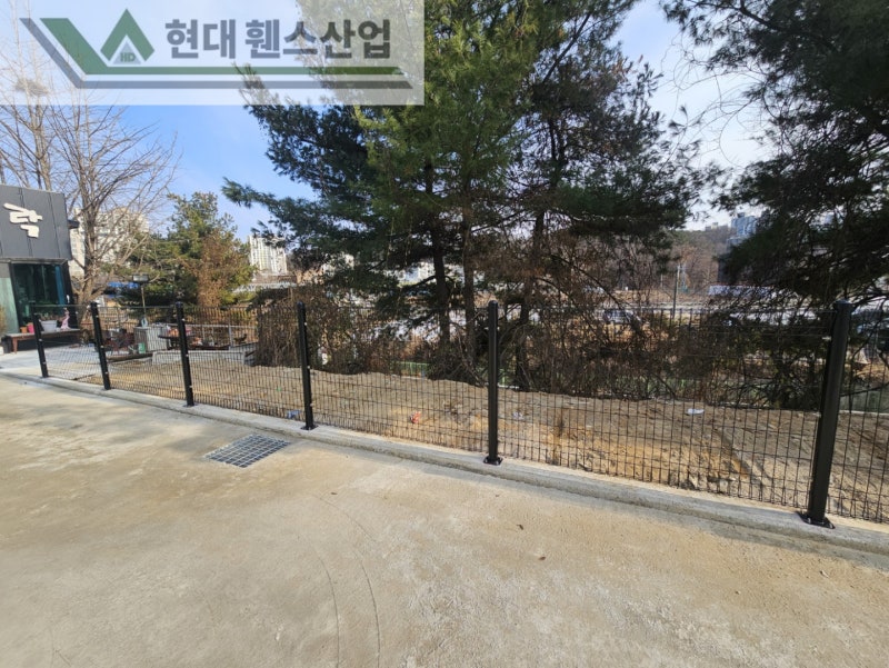가평휀스 펜스 울타리 - 가평군 가평읍에 위치한 신축 사무실부지 경계에 메쉬휀스를 시공한 현장을 소개합니다. 가평휀스 펜스 울타리 - 가평군 가평읍에 위치한 신축 사무실부지 경계에 메쉬휀스를 시공한 현장을 소개합니다.