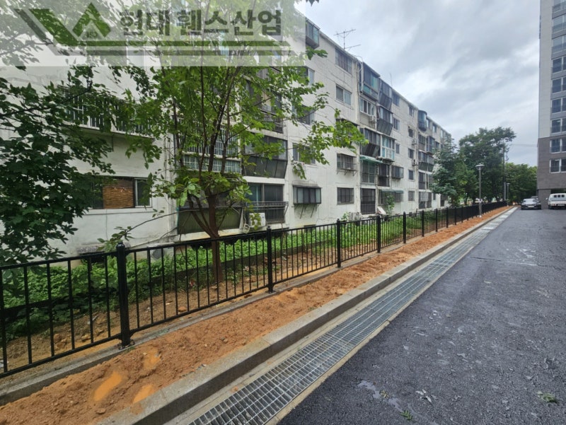 부천휀스 펜스 울타리 - 부천시 원종동에 위치한 신규 재건축 아파트 경계에 베이직 A형 휀스를 설치한 현장을 소개합니다. 부천휀스 펜스 울타리 - 부천시 원종동에 위치한 신규 재건축 아파트 경계에 베이직 A형 휀스를 설치한 현장을 소개합니다.