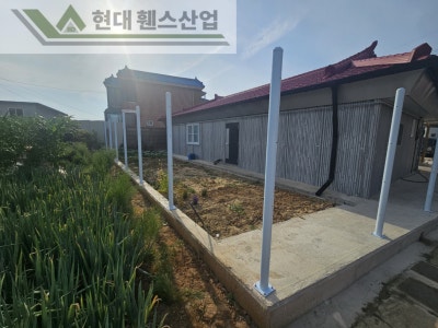 천안휀스 펜스 울타리 - 천안시 성환읍에 위치한 시골 마을 주택에 경계용 메쉬휀스를 설치한 현장을 소개합니다. 천안휀스 펜스 울타리 - 천안시 성환읍에 위치한 시골 마을 주택에 경계용 메쉬휀스를 설치한 현장을 소개합니다.