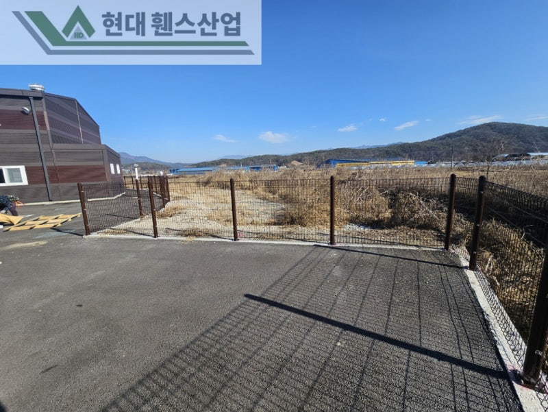 파주휀스 펜스 울타리 - 파주시 문산읍에 위치한 신축 창고단지 경계에 메쉬휀스를 시공한 현장을 소개합니다. 파주휀스 펜스 울타리 - 파주시 문산읍에 위치한 신축 창고단지 경계에 메쉬휀스를 시공한 현장을 소개합니다.