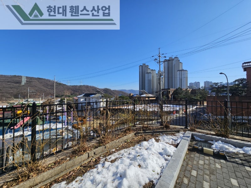 평택휀스 펜스 울타리 - 평택시 용이동에 위치한 유치원 주차장에 기존 메쉬휀스 철거 및 베이직B형휀스를 시공한 현장을 소개합니다.