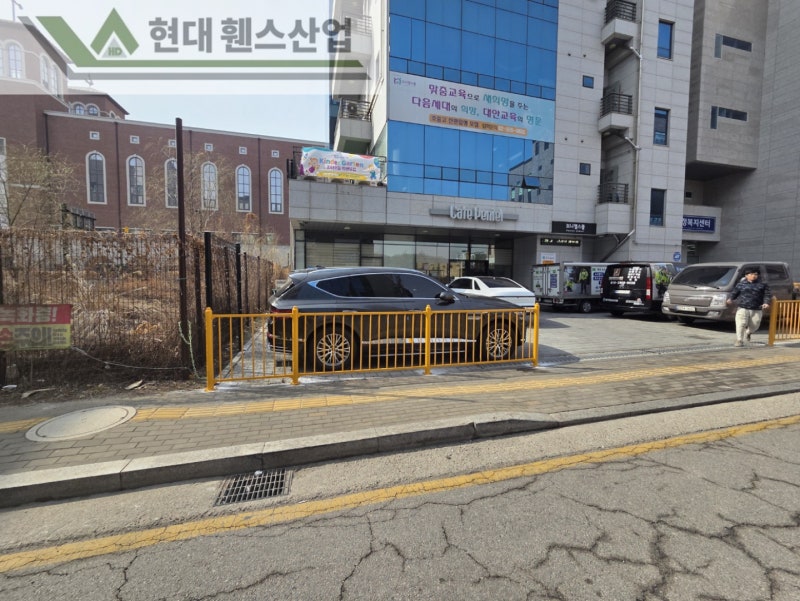 부평휀스 펜스 울타리 - 부평시 삼송동에 위치한 교회 건물 주차장에 경계용 베이직휀스를 시공한 현장을 소개합니다. 부평휀스 펜스 울타리 - 부평시 삼송동에 위치한 교회 건물 주차장에 경계용 베이직휀스를 시공한 현장을 소개합니다.