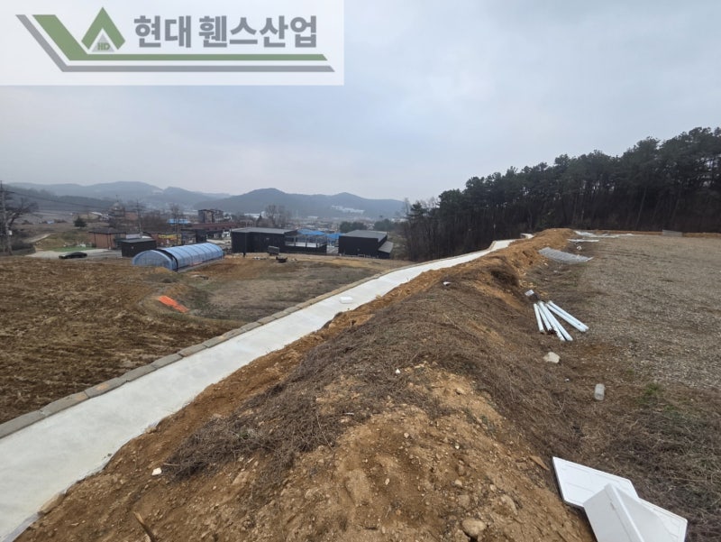 천안휀스 펜스 울타리 - 천안시 직산읍에 위치한 나대지 경계에 추락방지용 메쉬휀스를 시공한 현장을 소개합니다.