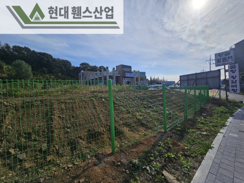 천안휀스 펜스 울타리 - 천안시 성성동에 위치한 빈 공터에 경계용 메쉬휀스를 시공한 현장을 소개합니다. 천안휀스 펜스 울타리 - 천안시 성성동에 위치한 빈 공터에 경계용 메쉬휀스를 시공한 현장을 소개합니다.