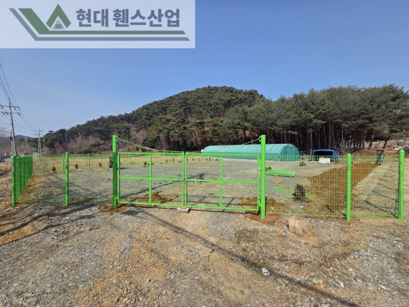 강화도휀스 펜스 울타리 - 강화도에 위치한 개인 소유지 경계에 메쉬휀스를 시공한 현장을 소개합니다.