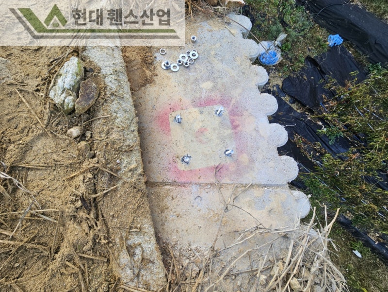 수원휀스 펜스 울타리 - 수원시 권선구 고색동에 위치한 신축 건물 경계에 추락방지용 메쉬휀스를 시공한 현장을 소개합니다.