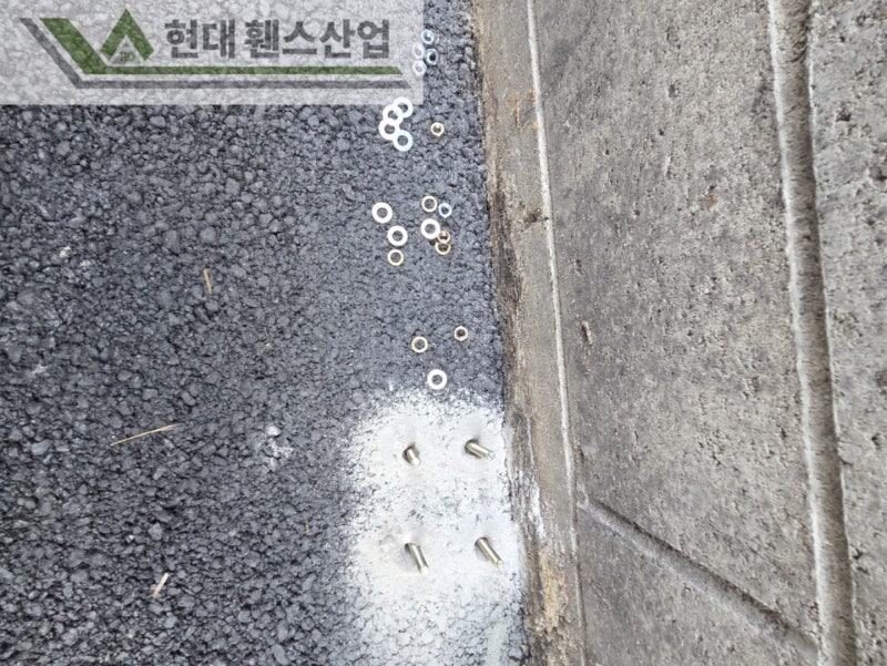 수원휀스 펜스 울타리 - 수원시 인계동에 위치한 신축건물에 경계용 메쉬휀스를 시공한 현장을 소개합니다.