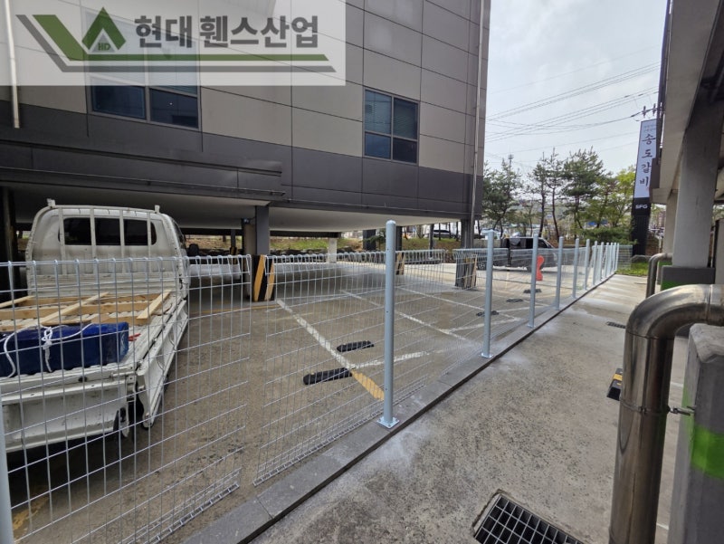 광명휀스 펜스 울타리 - 광명시에 위치한 대형 음식점 건물 사이에 경계용 메쉬휀스를 시공한 현장을 소개합니다. 광명휀스 펜스 울타리 - 광명시에 위치한 대형 음식점 건물 사이에 경계용 메쉬휀스를 시공한 현장을 소개합니다.