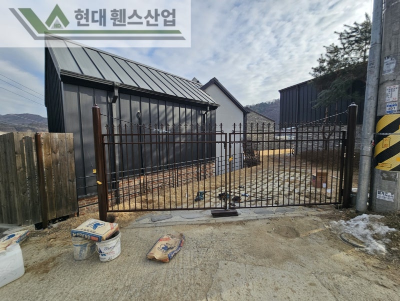 천안휀스 펜스 울타리 - 천안시 동남구에 위치한 전원주택에 디자인창살형 휀스를 시공한 현장을 소개합니다. 천안휀스 펜스 울타리 - 천안시 동남구에 위치한 전원주택에 디자인창살형 휀스를 시공한 현장을 소개합니다.