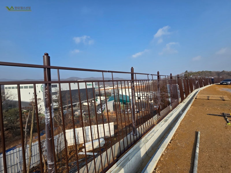 용인휀스 시공 사례 용인시 처인구 이동읍 공장부지 안전휀스 설치 현장 용인휀스 시공 사례 용인시 처인구 이동읍 공장부지 안전휀스 설치 현장