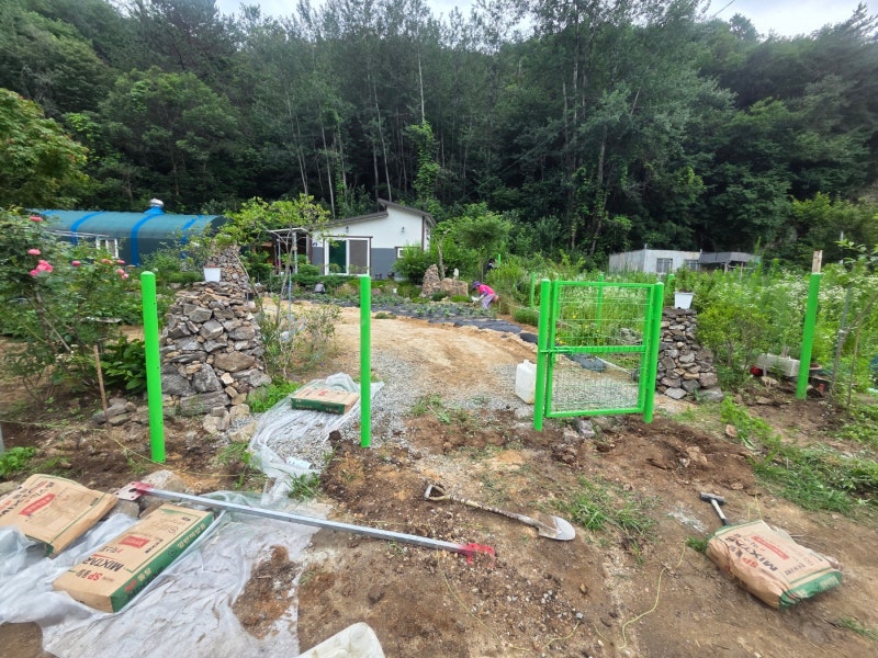 아산휀스 쌍문 대문 설치 메쉬휀스 토공용 영인산 인근 사유지 경계 펜스 시공 아산휀스 쌍문 대문 설치 메쉬휀스 토공용 영인산 인근 사유지 경계 펜스 시공