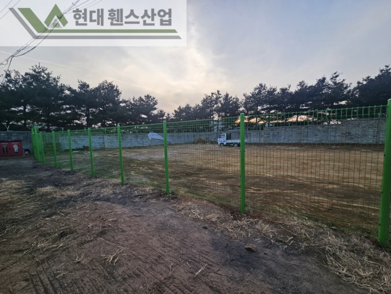 평택휀스 펜스 울타리 - 평택시 청북읍에 위치한 대지 경계에 경계용 메쉬휀스를 시공한 현장을 소개합니다.