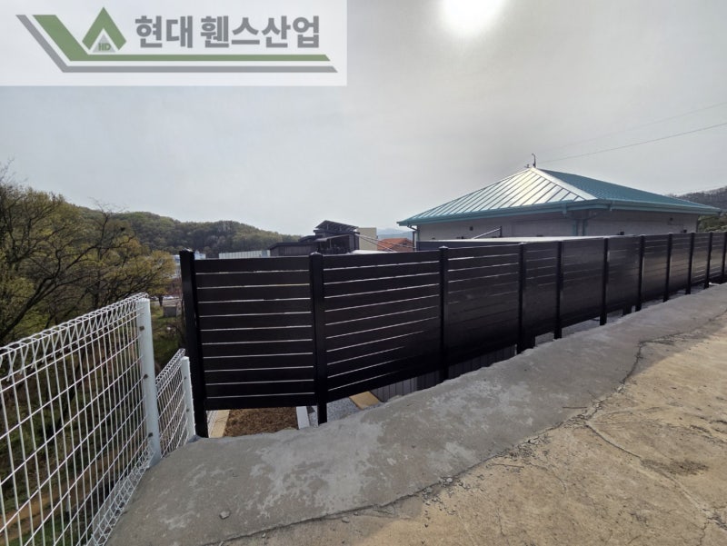 천안휀스 펜스 울타리 - 천안시 성거읍에 위치한 전원주택에 목재 가림막휀스를 시공한 현장을 소개합니다. 천안휀스 펜스 울타리 - 천안시 성거읍에 위치한 전원주택에 목재 가림막휀스를 시공한 현장을 소개합니다.