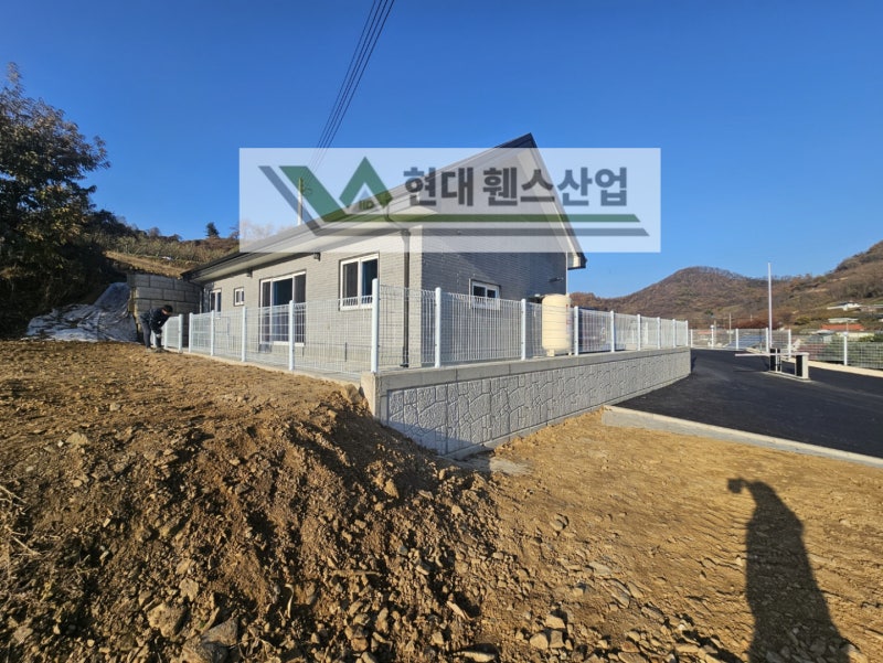 충주휀스 펜스 울타리 - 충주시 교현동에 위치한 주택 경계에 메쉬휀스를 시공한 현장을 소개합니다.