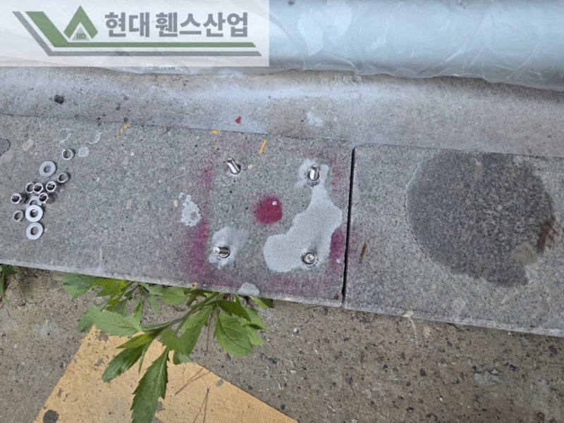 광명휀스 펜스 울타리 - 광명시에 위치한 대형 음식점 건물 사이에 경계용 메쉬휀스를 시공한 현장을 소개합니다. 광명휀스 펜스 울타리 - 광명시에 위치한 대형 음식점 건물 사이에 경계용 메쉬휀스를 시공한 현장을 소개합니다.
