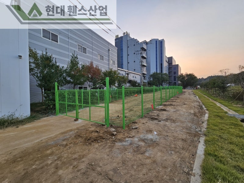 오산휀스 펜스 울타리 - 오산시 초평동에 위치한 나대지 경계에 메쉬휀스를 시공한 현장을 소개합니다.