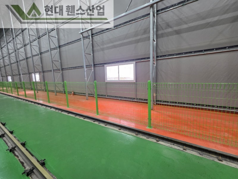 천안휀스 펜스 울타리 - 천안시 풍세면에 위치한 철강 공장 내부에 안전난간용 메쉬휀스를 시공한 현장을 소개합니다.