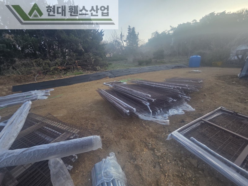 평택휀스 펜스 울타리 - 평택시 칠원동에 위치한 농막에 경계용 메쉬휀스를 시공한 현장을 소개합니다. 평택휀스 펜스 울타리 - 평택시 칠원동에 위치한 농막에 경계용 메쉬휀스를 시공한 현장을 소개합니다.